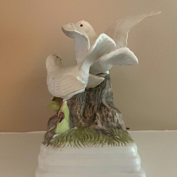 Vintage Gorham Porcelain White Doves Music Box "Love Story" - Picture 4 of 6